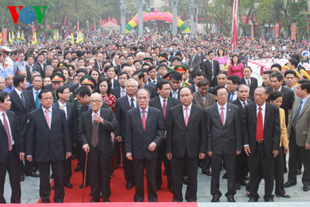 Chủ tịch Quốc hội Nguyễn Sinh Hùng và các lãnh đạo Đảng, Nhà nước, thành phố Hà Nội dâng hương tại Lễ kỷ niệm.